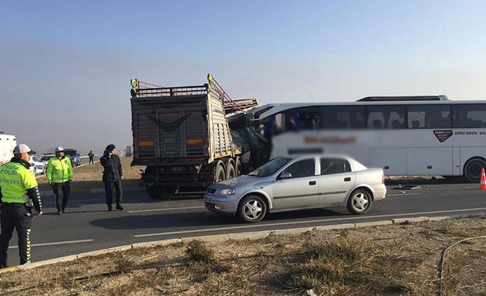 Otobüs tırla çarpıştı: Ölü ve yaralılar var
