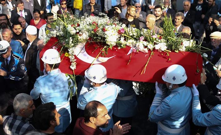 Usta oyuncu Yıldız Kenter son yolculuğuna uğurlandı