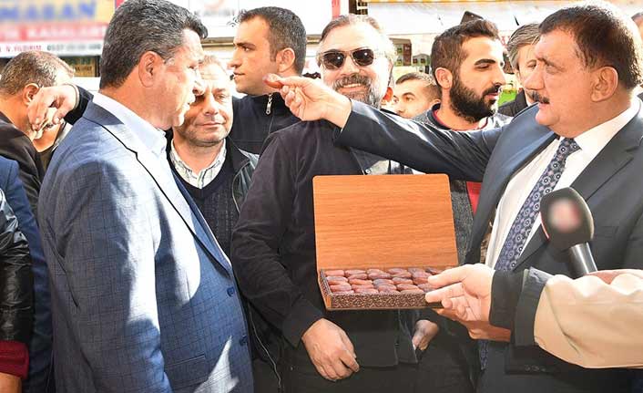 Sevilen sanatçılar "Şile Pazarı"nda