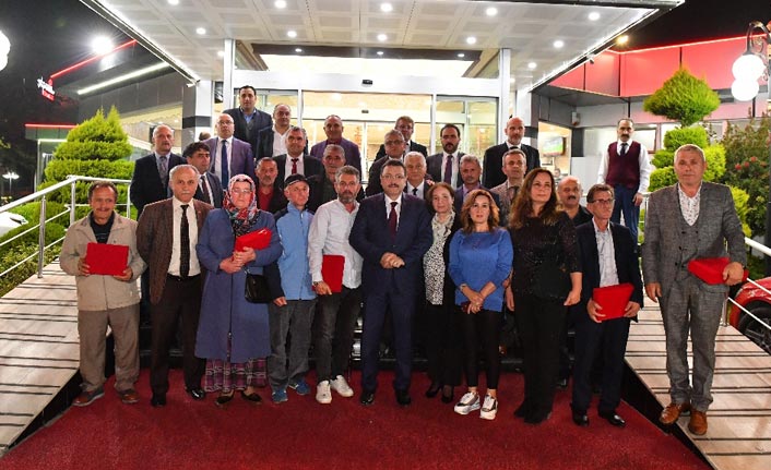 Genç, emekli personeli plaketle uğurladı