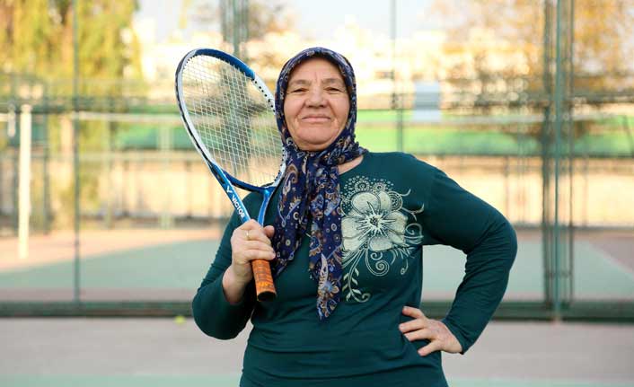 67 yaşında torunuyla birlikte tenise başladı!