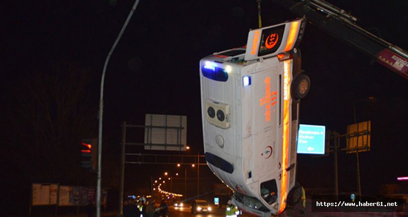Hasta taşıyan ambulans otomobille çarpıştı! Ölü ve yaralılar var!