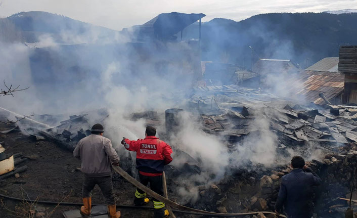 Gümüşhane Torul’da çıkan yangın ev ve ahırı küle çevirdi