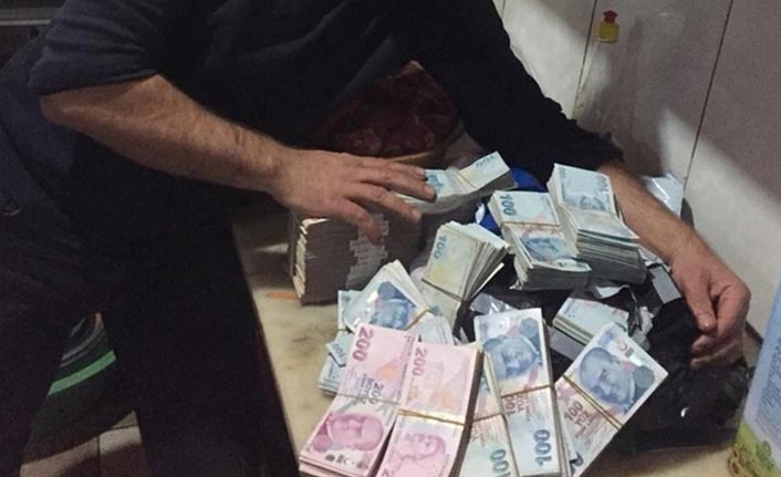 İçi para dolu çanta sahibi bulunarak teslim edildi