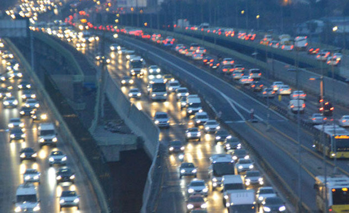 Okullar açıldı, trafik yoğunluğu başladı!