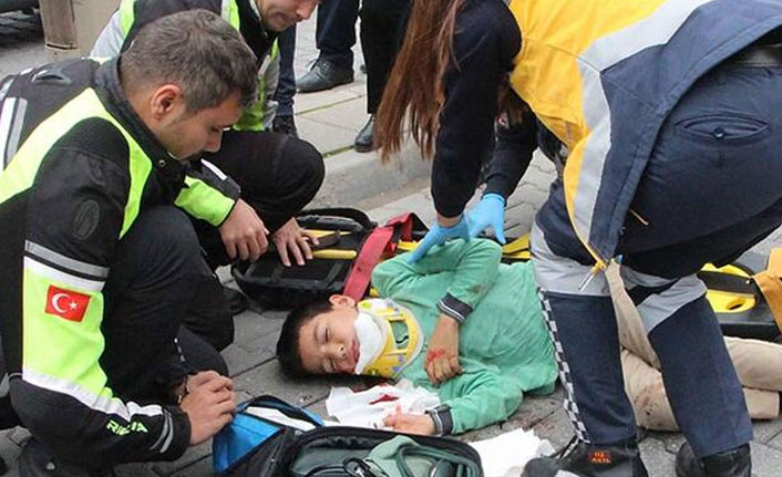 Yaya geçidindeki çocuğa otomobil çarptı!