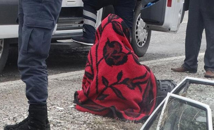 Yaralı üşümesin diye battaniye ile sardılar!