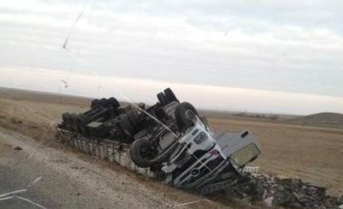 Otomobil tır ile çarpıştı: 1 ölü, 1 yaralı