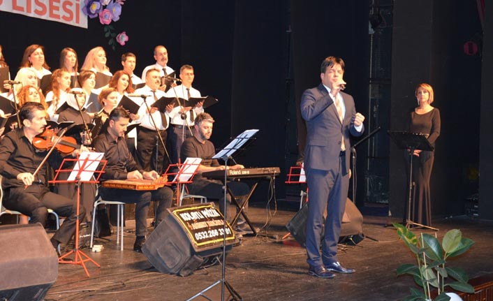 Trabzon'da Vali Yardımcısı sahneye çıktı, salon ayakta alkışladı