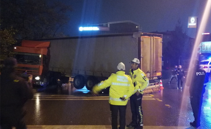 Yakıt almaya gitti, döndüğünde kaza yapan tırını görünce şok oldu