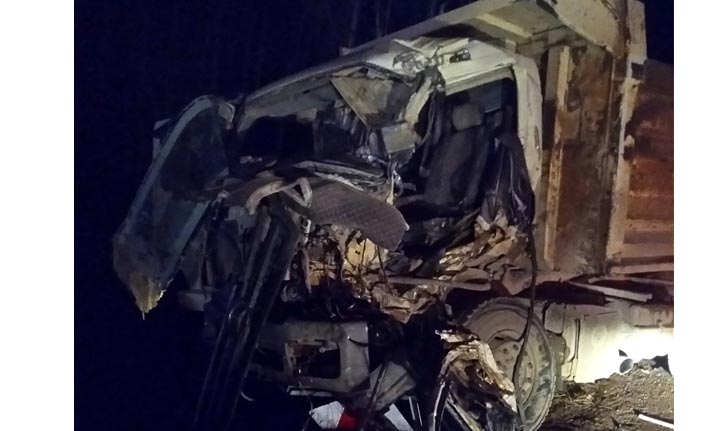 Bayburt’ta kamyon ile tır kafa kafaya çarpıştı