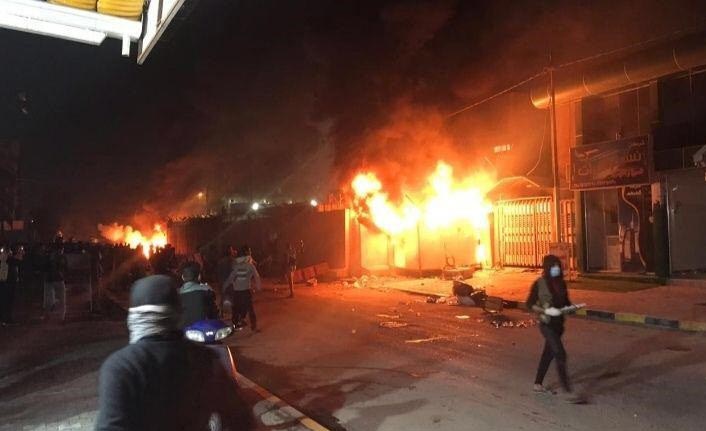 Irak’ta protestocular İran Konsolosluğu binasını ateşe verildi