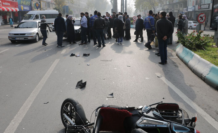 Otomobil elektrikli bisiklete çarptı