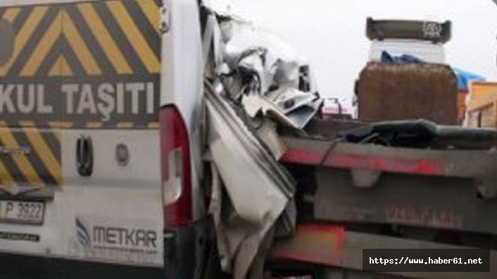 Kocaeli’de işçi servisi ile tır çarpıştı