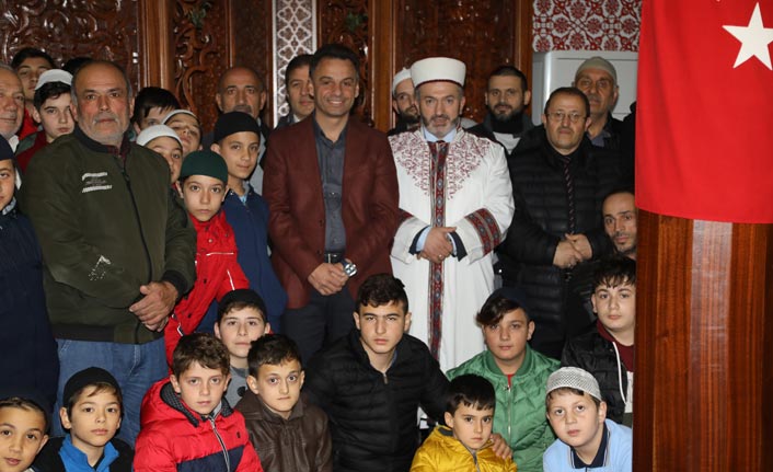 Başkan Koçhan’dan gençlere anlamlı ödül