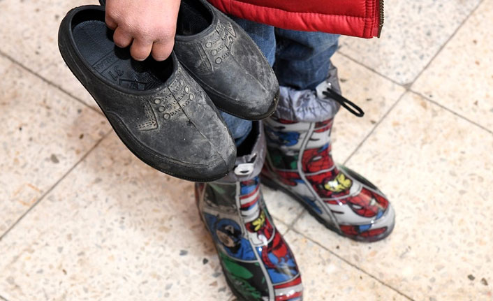 Öğrencilere bot ve mont yardımı