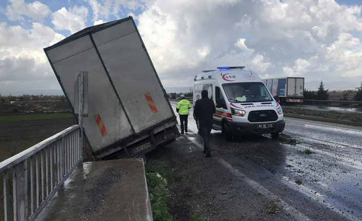Kontrolden çıkan kamyonet karşı şeride geçti