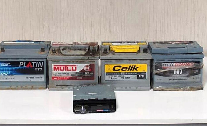 6 araçtan çaldılar! Yakalandılar...