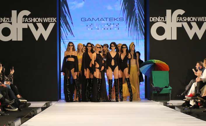 Fashion Week'te ünlü mankenler podyuma çıktı