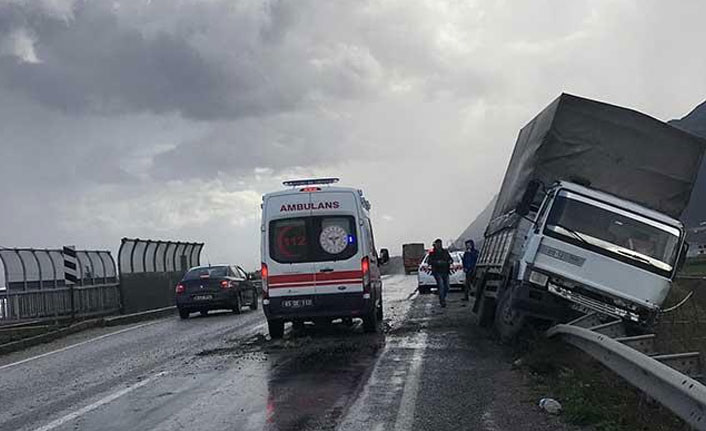 Bariyerlerin üzerine yan yatan kamyonetin sürücüsü yaralandı
