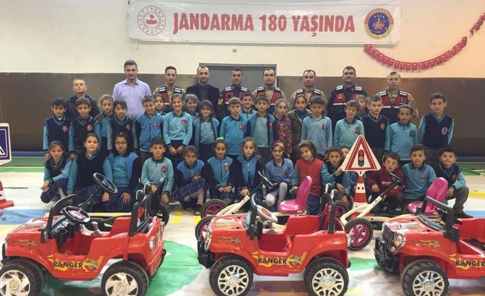 Jandarmadan öğrencilere parkurda uygulamalı trafik eğitimi