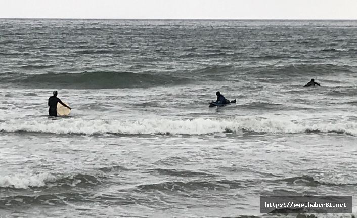 Karadeniz’in dalgalı sularında sörf