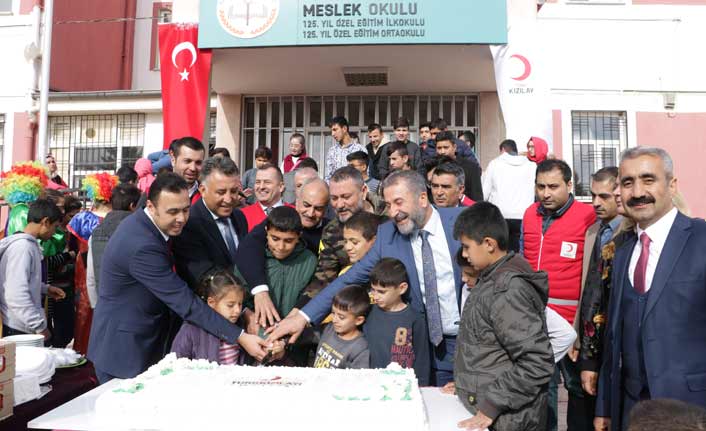 Hüsnü Şenlendirici'den engelli öğrencilere moral!