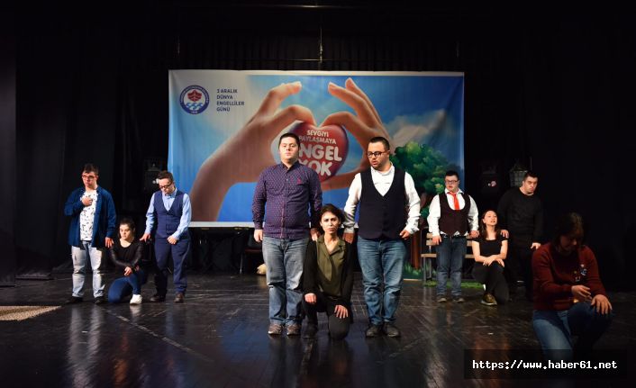 Sevgiyi paylaşmanın engel olmadığını gösterdiler