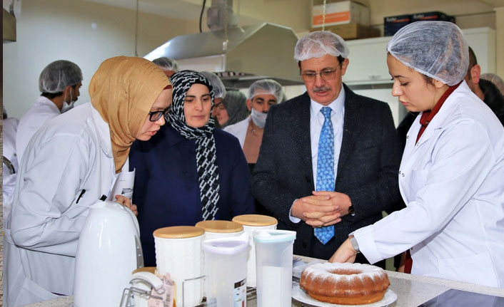 Rektör öğrencilerle birlikte derse girdi