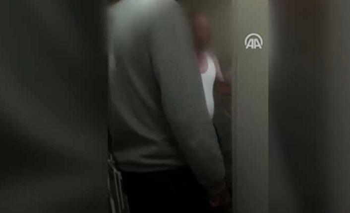 Otizmli çocuğun sesinde rahatsız olunca kapıya dayandı