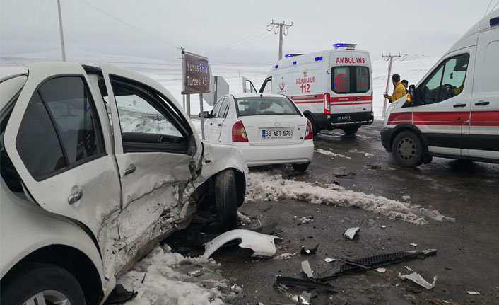 Aksaray'da iki otomobil çarpıştı