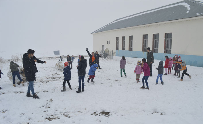 Öğrenciler, öğretmenlerini kartopu yağmuruna tuttu