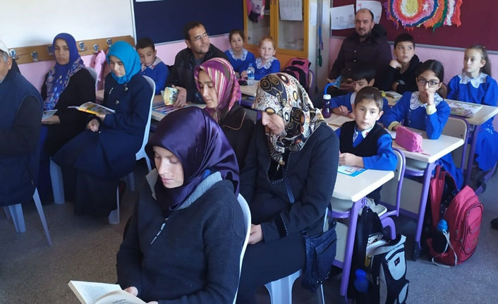 Veliler, çocuklarıyla aynı sırada kitap okuyor