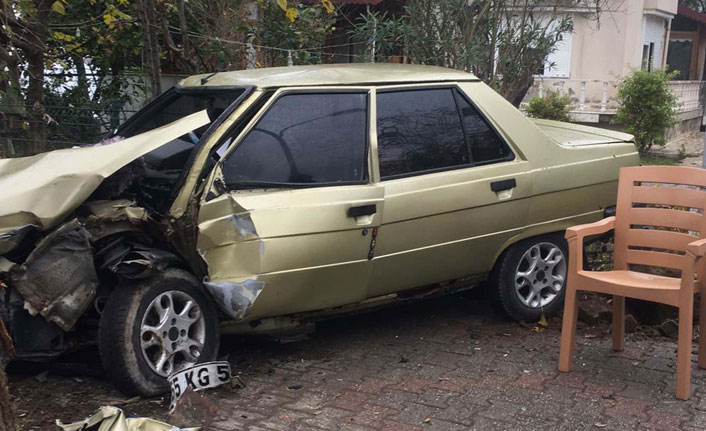 Ordu Ünye'de Kontrolden Çıkan Otomobil Ağaca Çarptı: Bir Yaralı