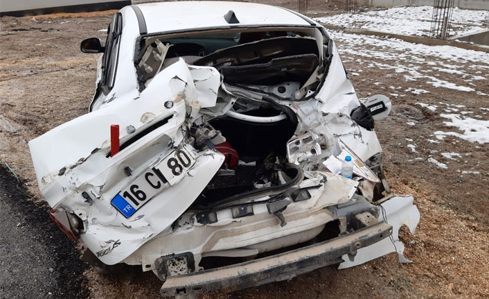 Otomobil ile kamyonet çarpıştı 06 Aralık 2019