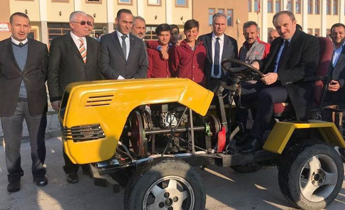 Öğrenciler hurda parçalardan traktör tasarladı
