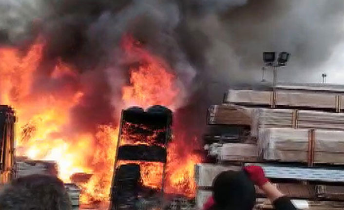 İstanbul Çatalca'da fabrikada yangın çıktı.