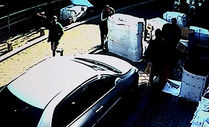 Ev arkadaşı 2 kişiyi öldürüp, polise teslim oldu