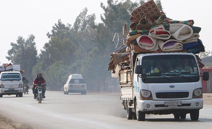 İdlib'de son bir haftada 25 bin sivil yerlerinden edildi