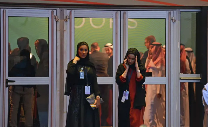 Suudi Arabistan'da bir ilk! Kadınlar erkeklerle aynı kapıdan geçebilecek