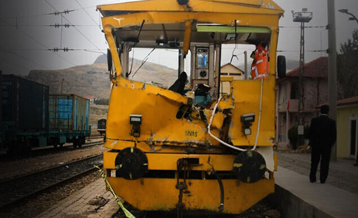 Divriği'de, demir yolunda iş makineleri çarpıştı!