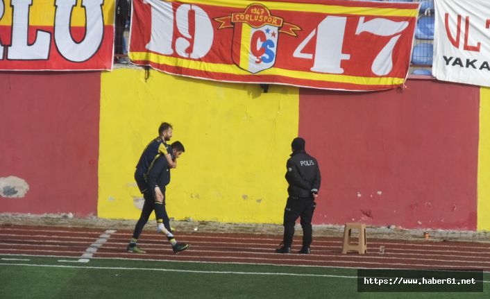 Sakatlanan takım arkadaşını sırtında taşıdı