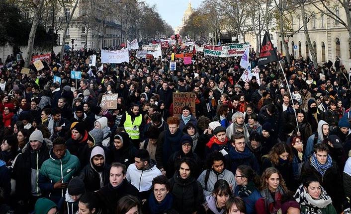 Fransa'da Macron karşıtları sokağa döküldü