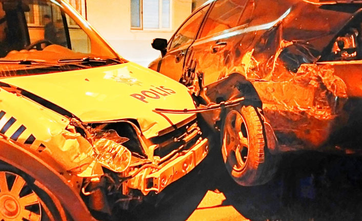 Şüpheli aracı kovalayan polis ekibi kaza yaptı