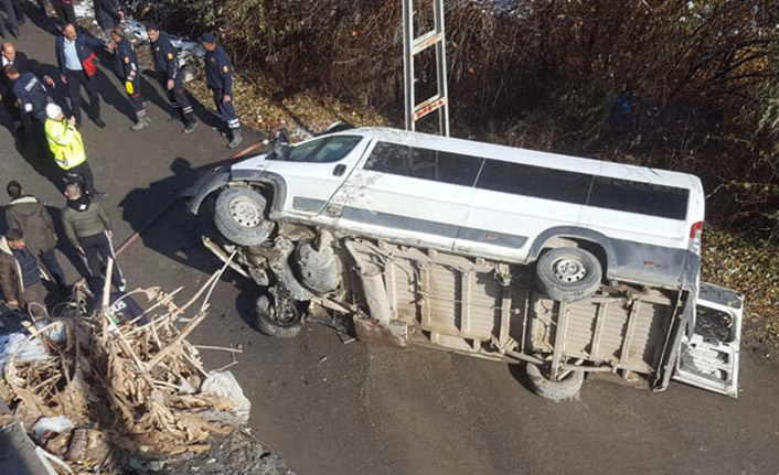 Özel Harekat polislerini taşıyan minibüs şarampole yuvarlandı