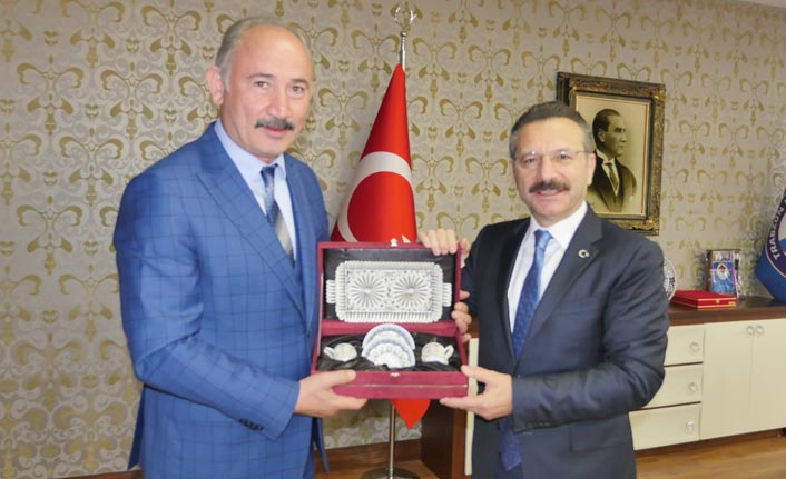 Kocaeli Valisi Aksoy Büyükşehir’i ziyaret etti