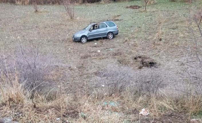 Otomobil tarlaya yuvarlandı
