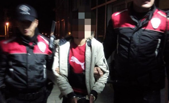 İnternette tartıştığı 3 kişi tarafından iş yerinde bıçaklandı