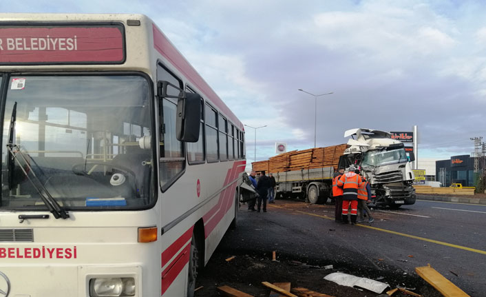 Tır durakta yolcu alan halk otobüsüne çarptı