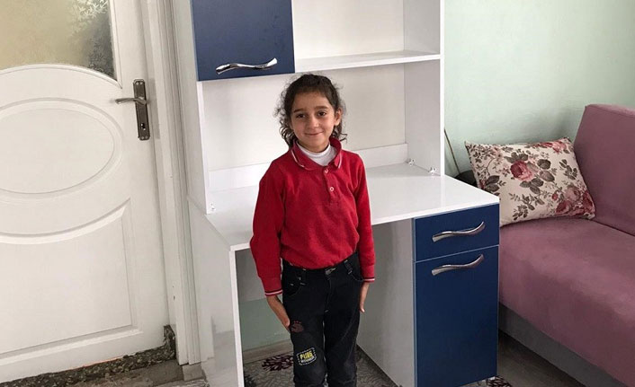 Minik kız öğrencinin ders çalışma masası talebi karşılandı